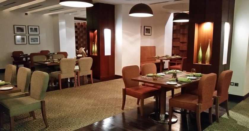 Imagen del bar/restaurante del Hotel Crowne Plaza Sohar, An Ihg. Foto 4
