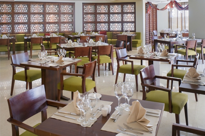 Imagen del bar/restaurante del Hotel Crowne Plaza Sohar, An Ihg. Foto 6