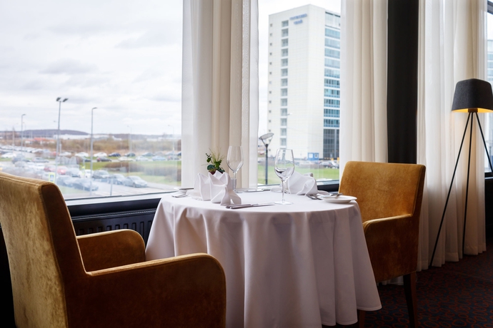 Imagen del bar/restaurante del Hotel Crowne Plaza St. Petersburg Airport, An Ihg. Foto 2