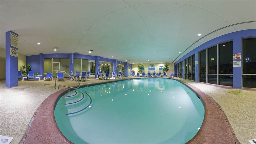 Imagen de la piscina del Hotel Crowne Plaza Suites Arlington, An Ihg. Foto 16