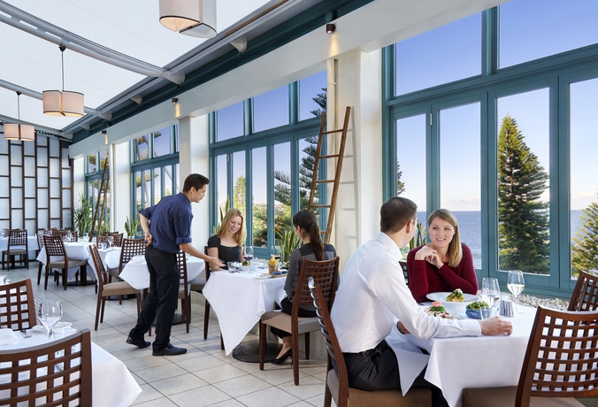 Imagen del bar/restaurante del Hotel Crowne Plaza Sydney Coogee Beach, An Ihg. Foto 9