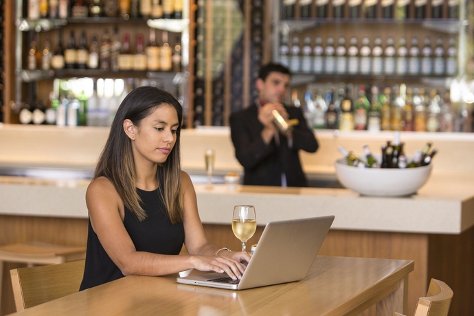 Imagen del bar/restaurante del Hotel Crowne Plaza Sydney Macquarie Park by IHG. Foto 4