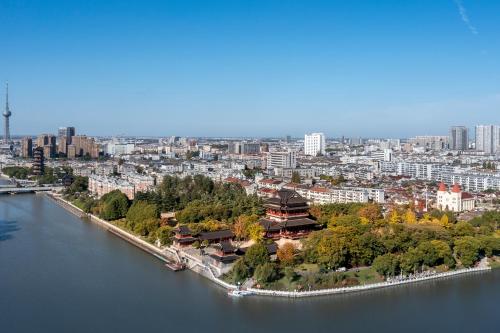 Imagen general del Hotel Crowne Plaza Taizhou City Center, an IHG. Foto 4