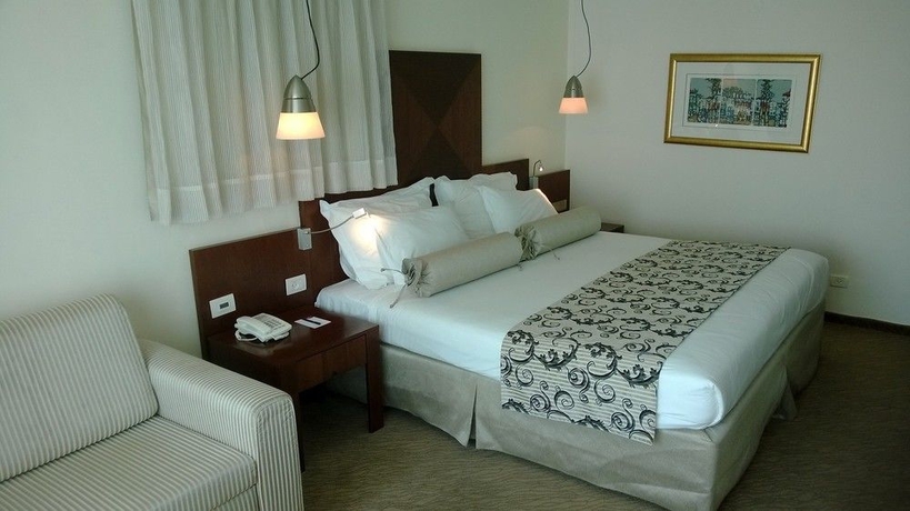 Imagen de la habitación del Hotel Crowne Plaza Tel Aviv Beach, An Ihg. Foto 9