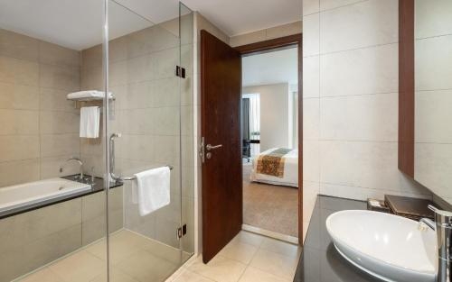 Imagen de la habitación del Hotel Crowne Plaza West Hanoi Residences. Foto 7