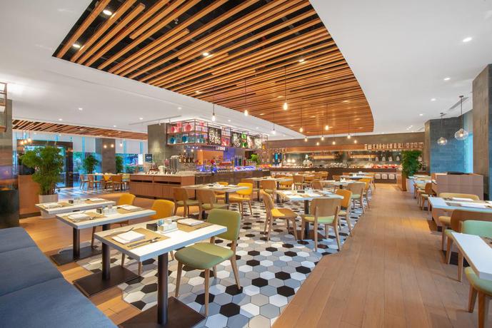 Imagen del bar/restaurante del Hotel Crowne Plaza Zhuhai City Center, An Ihg. Foto 8