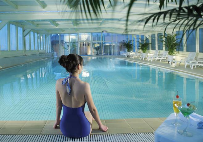 Imagen de la piscina del Hotel Crowne Plaza and Suites Landmark Shenzhen, An Ihg. Foto 10