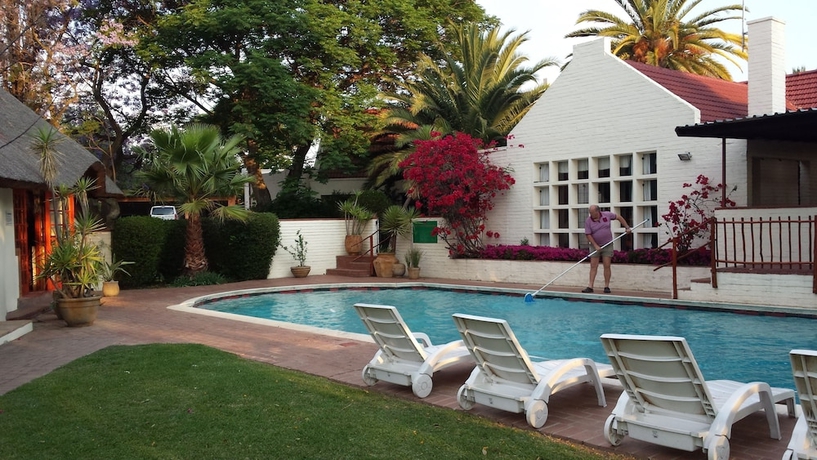 Imagen de la piscina del Hotel Crowthorne Lodge. Foto 14