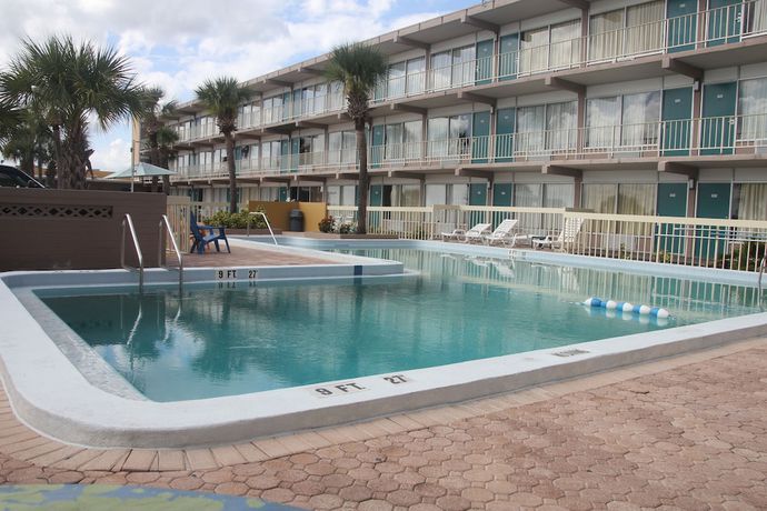 Imagen de la piscina del Hotel Cruise Port Inn. Foto 6