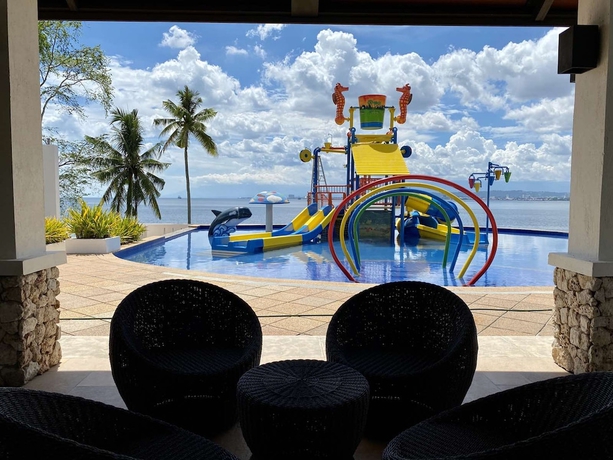 Imagen de la piscina del Hotel Crusoe Cabins Costa Azalea. Foto 14