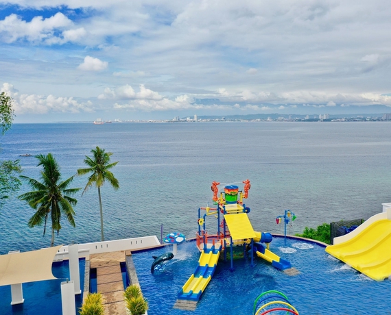 Imagen de la piscina del Hotel Crusoe Cabins Costa Azalea. Foto 16