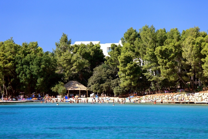 Imagen de los exteriores del Hotel Crvena Luka Resort. Foto 10