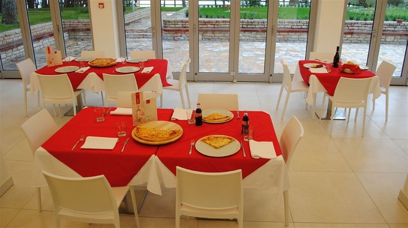 Imagen del bar/restaurante del Hotel Crvena Luka Resort. Foto 3