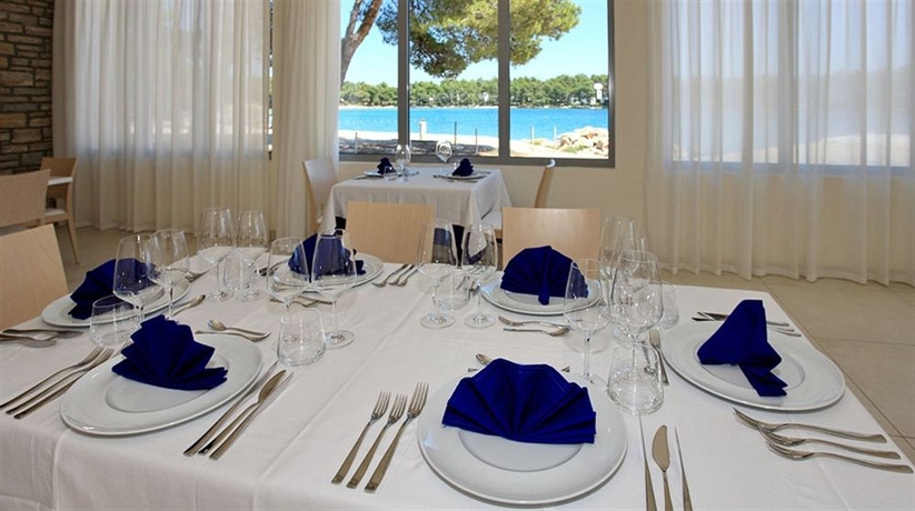 Imagen del bar/restaurante del Hotel Crvena Luka Resort. Foto 4