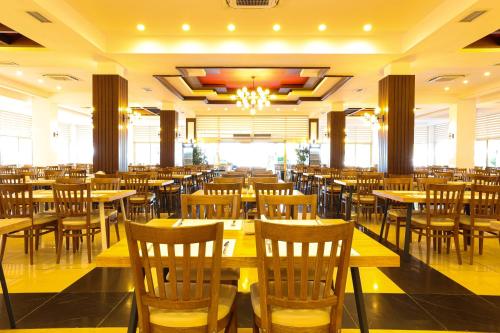 Imagen del bar/restaurante del Hotel Crystal Aura Aqua Collection. Foto 2