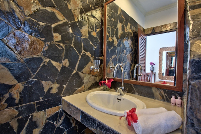 Imagen de la habitación del Hotel Crystal Bay Beach Resort. Foto 11