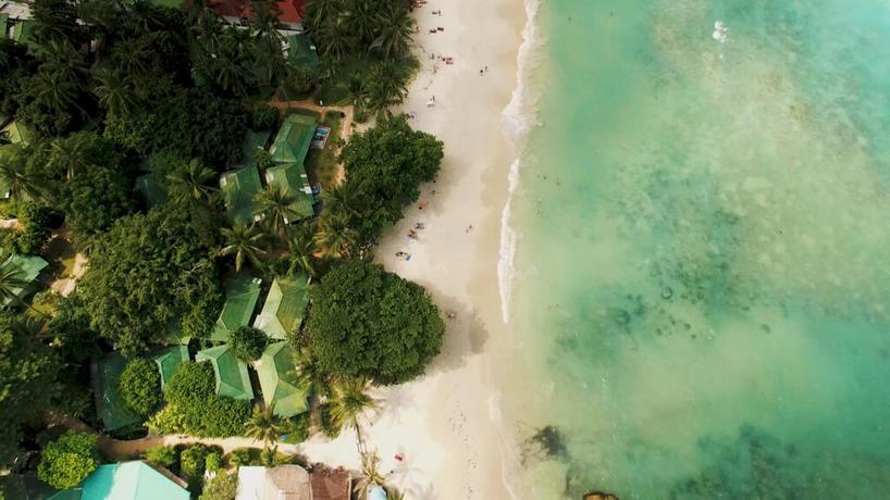 Imagen de los exteriores del Hotel Crystal Bay Yacht Club. Foto 2