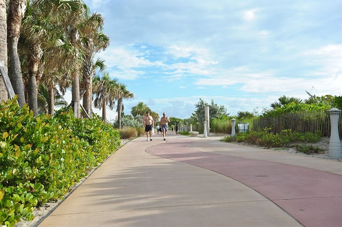 Imagen de los exteriores del Hotel Crystal Beach Suites Oceanfront. Foto 5