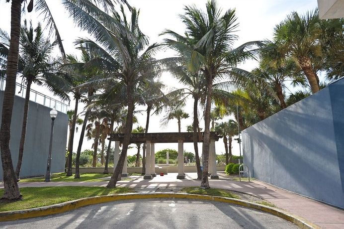 Imagen de los exteriores del Hotel Crystal Beach Suites Oceanfront. Foto 8