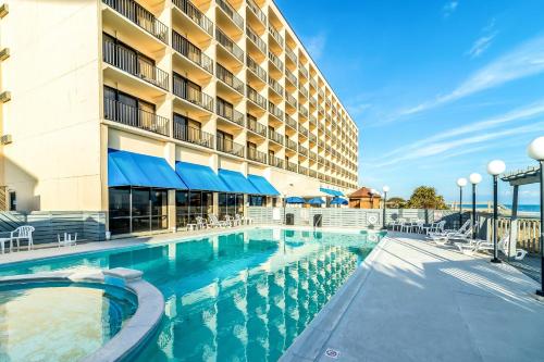 Imagen general del Hotel Crystal Coast Oceanfront. Foto 1