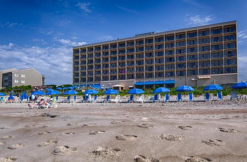 Imagen de los exteriores del Hotel Crystal Coast Oceanfront. Foto 8