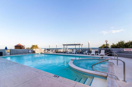 Imagen de la piscina del Hotel Crystal Coast Oceanfront. Foto 9