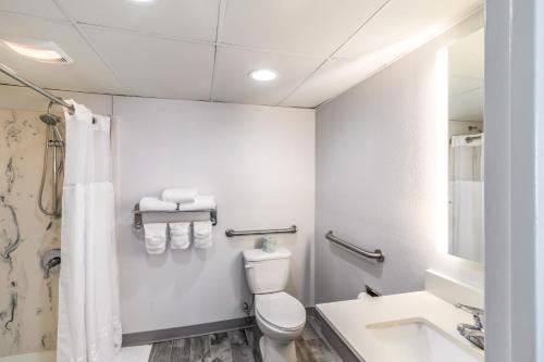 Imagen de la habitación del Hotel Crystal Coast Oceanfront. Foto 7