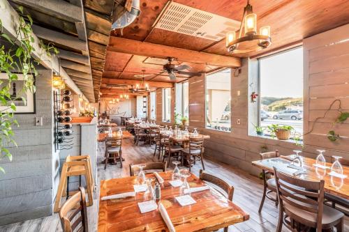 Imagen del bar/restaurante del Hotel Crystal Coast Oceanfront. Foto 2