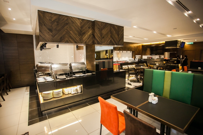 Imagen del bar/restaurante del Hotel Crystal Crown. Foto 3