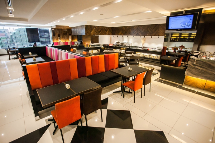 Imagen del bar/restaurante del Hotel Crystal Crown. Foto 6