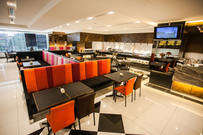 Imagen del bar/restaurante del Hotel Crystal Crown. Foto 7