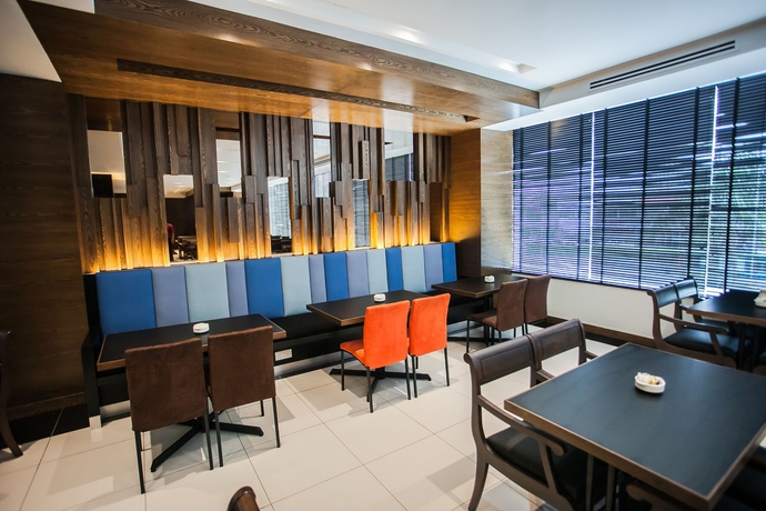 Imagen del bar/restaurante del Hotel Crystal Crown. Foto 8