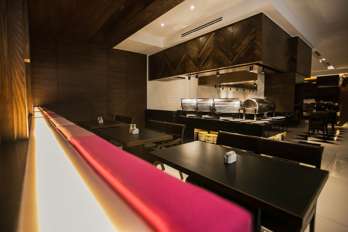 Imagen del bar/restaurante del Hotel Crystal Crown. Foto 10