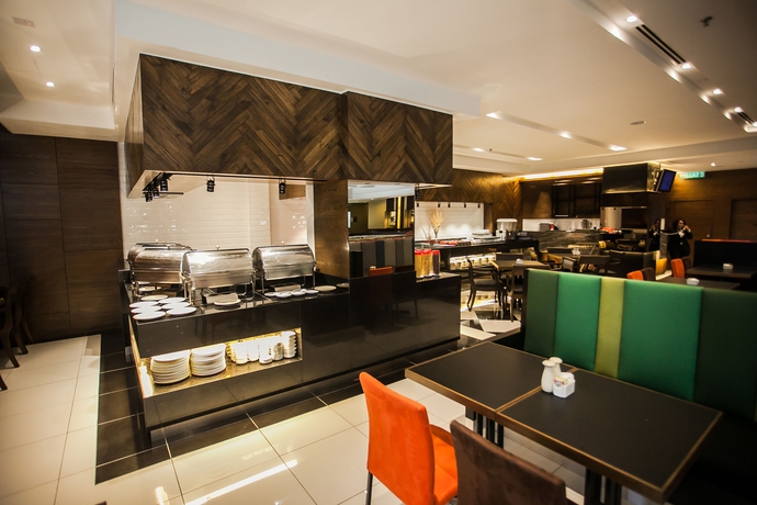 Imagen del bar/restaurante del Hotel Crystal Crown. Foto 11