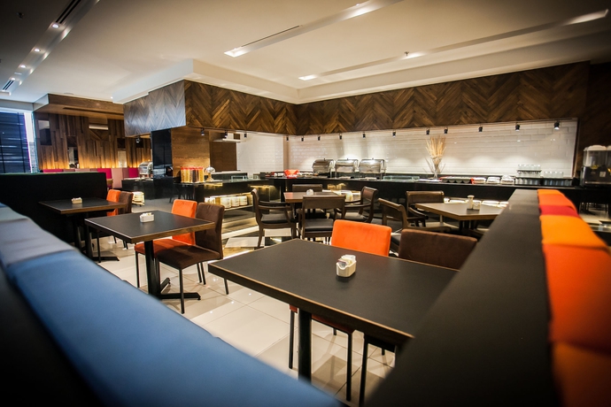 Imagen del bar/restaurante del Hotel Crystal Crown. Foto 12