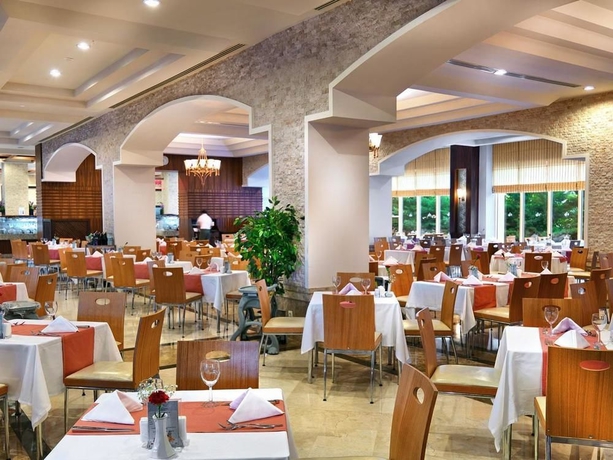 Imagen del bar/restaurante del Hotel Crystal De Luxe Resort and Spa – All Inclusive. Foto 5