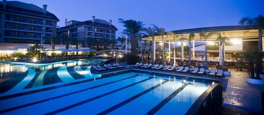 Imagen de la piscina del Hotel Crystal Family. Foto 15