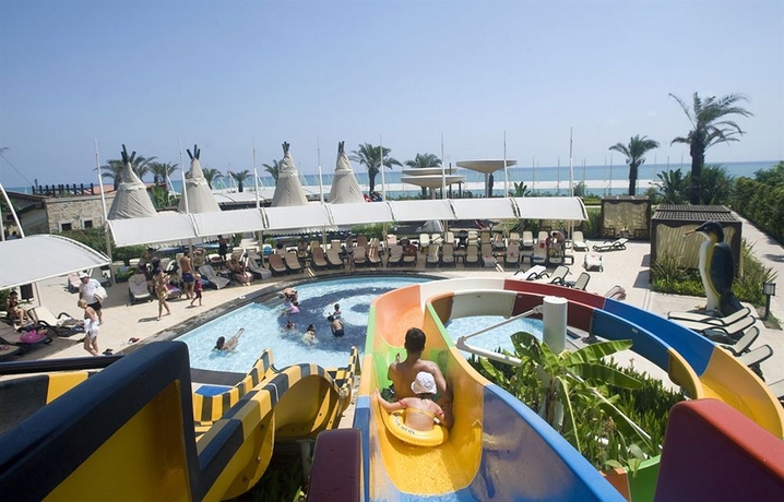 Imagen de la piscina del Hotel Crystal Family. Foto 16