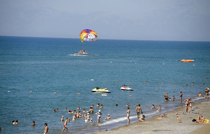 Imagen de los exteriores del Hotel Crystal Family. Foto 12