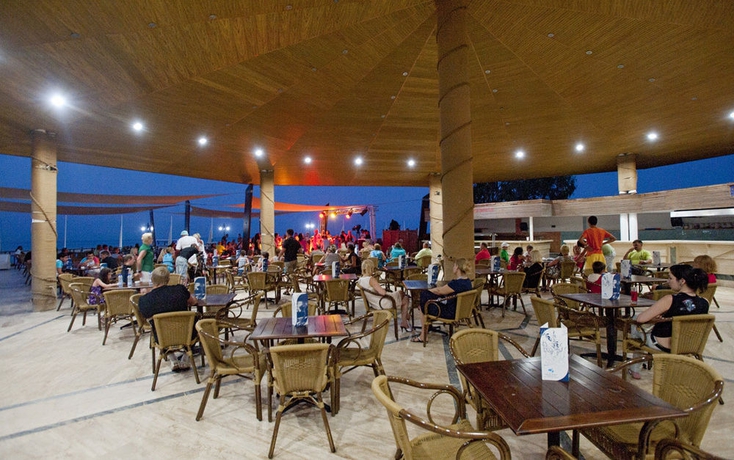 Imagen del bar/restaurante del Hotel Crystal Flora. Foto 3