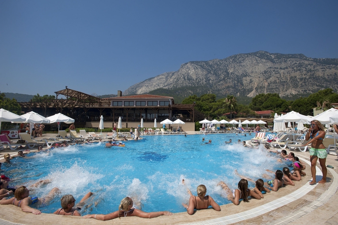 Imagen de la piscina del Hotel Crystal Flora. Foto 15