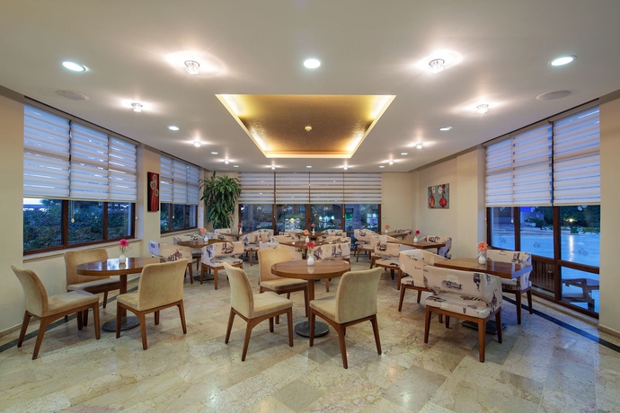 Imagen del bar/restaurante del Hotel Crystal Flora. Foto 5