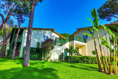 Imagen de los exteriores del Hotel Crystal Flora Pearl Collection. Foto 13