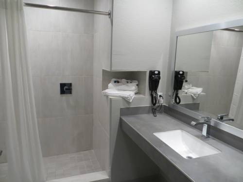 Imagen de la habitación del Hotel Crystal Inn - Sugar Land. Foto 6