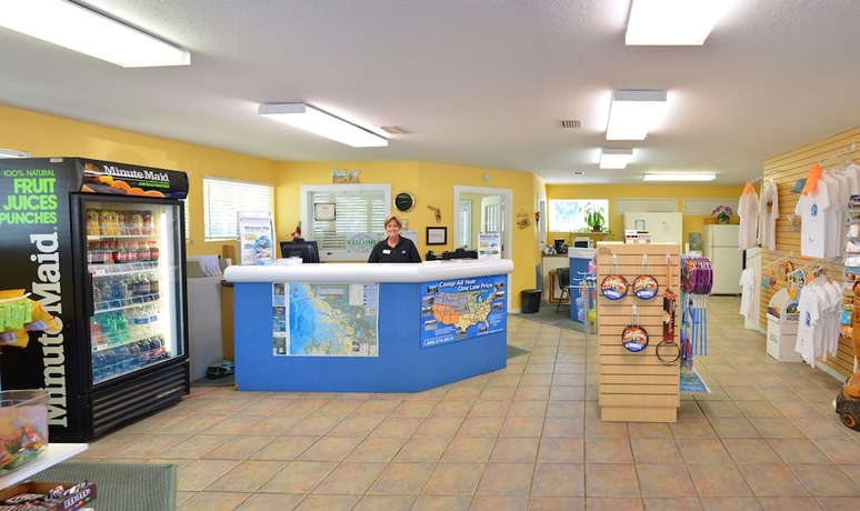 Imagen de los interiores del Hotel Crystal Isles RV Resort. Foto 15