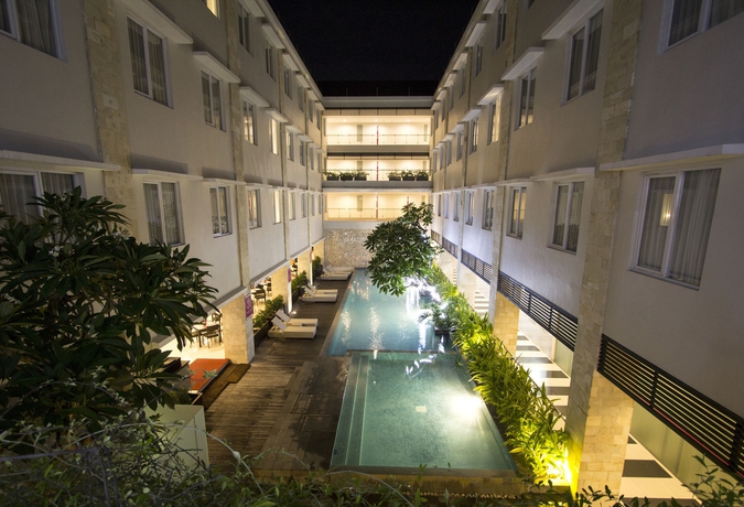 Imagen de la piscina del Hotel Crystal Kuta. Foto 14