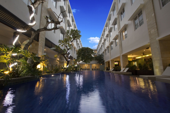 Imagen de la piscina del Hotel Crystal Kuta. Foto 15
