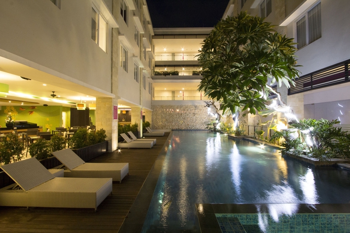 Imagen de la piscina del Hotel Crystal Kuta. Foto 16