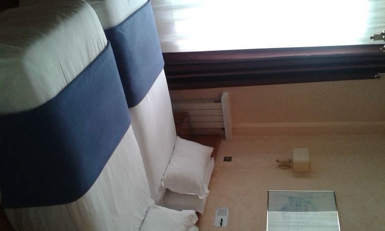 Imagen de la habitación del Hotel Crystal, Levallois-Perret. Foto 4