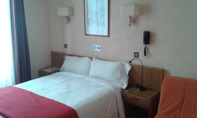 Imagen general del Hotel Crystal, Levallois-Perret. Foto 1